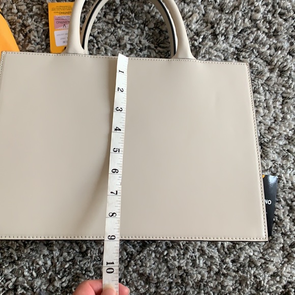 Valentino gorgeous  leather tote.. Made in 🇮🇹 - Picture 4 of 12